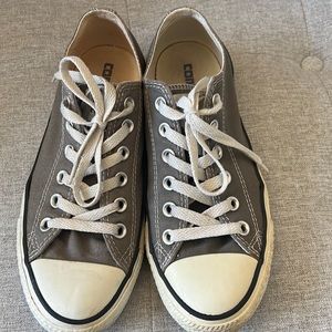 Women’s grey low top converse